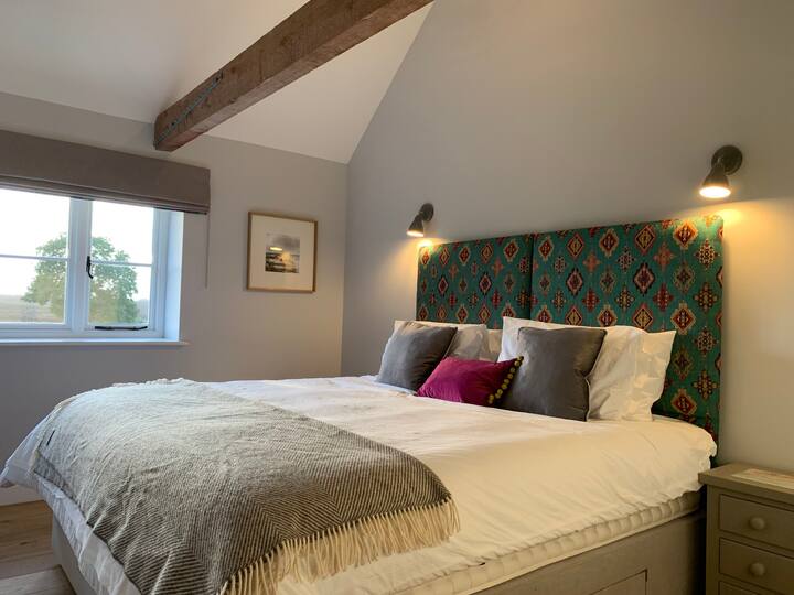 The Broadstairs room has a vaulted ceiling and en suite shower room. The beds can be two single beds or a superking double. All mattresses are Harrison Spinks and incredibly comfortable.