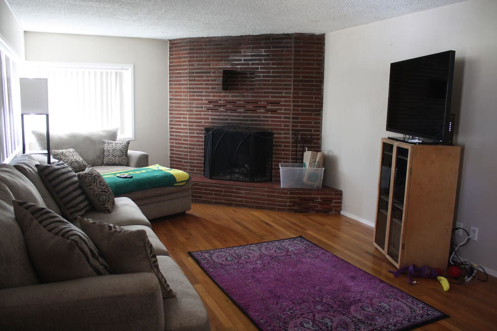 Living room is also available as common space with full cable + Netflix