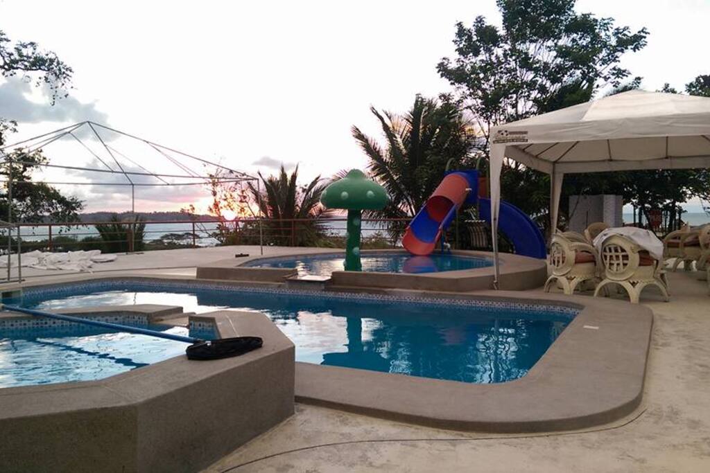 Piscina para adultos y piscina para niños. Consta el hidromasaje.