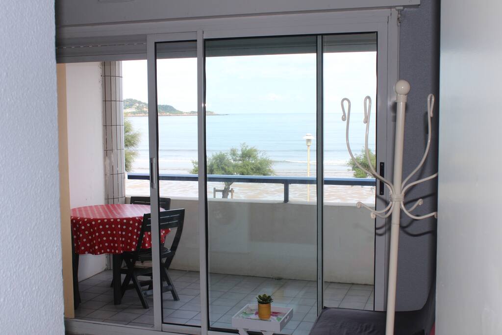 terraza y vistas desde dentro del apartamento