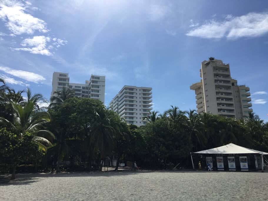 Vista frontal del edificio Kuali