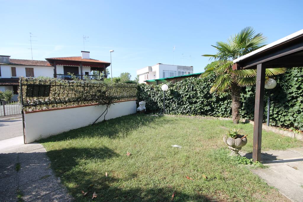 Il giardino privato ben recintato con accesso privato