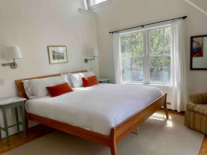 Chambre principale, salle de bain et terrasse extérieure attenante