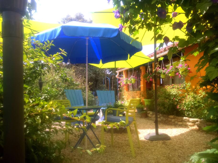 ... et ombragée par de grands parasols. Chaises, table, fauteuils et transats à votre disposition.