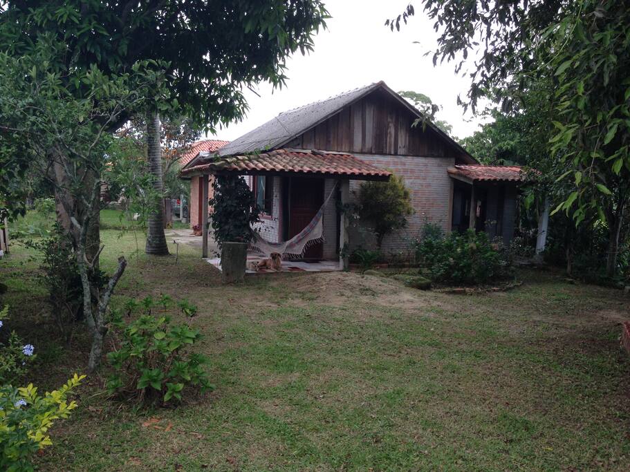 FRENTE DA CASA COM JARDIM