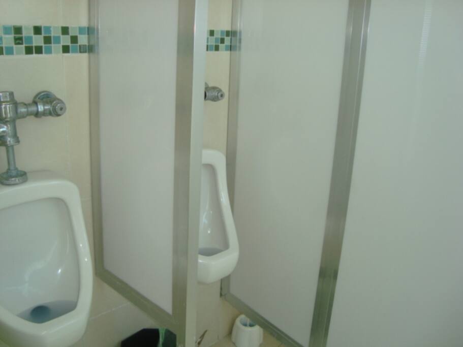 Baño público para caballeros.
