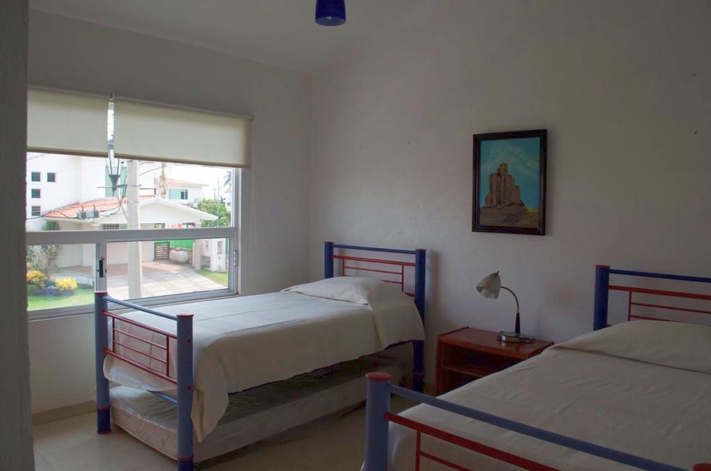 Спална соба 2 со два високи кревета, два ниски кревета и бања со тоалет