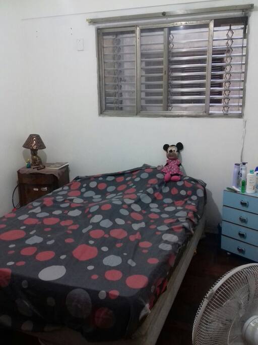 habitacion con cama matrimonial