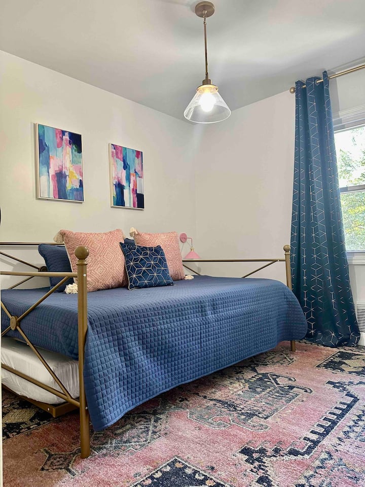 מיטה מלאה עם מיטה זוגית מתחת. 