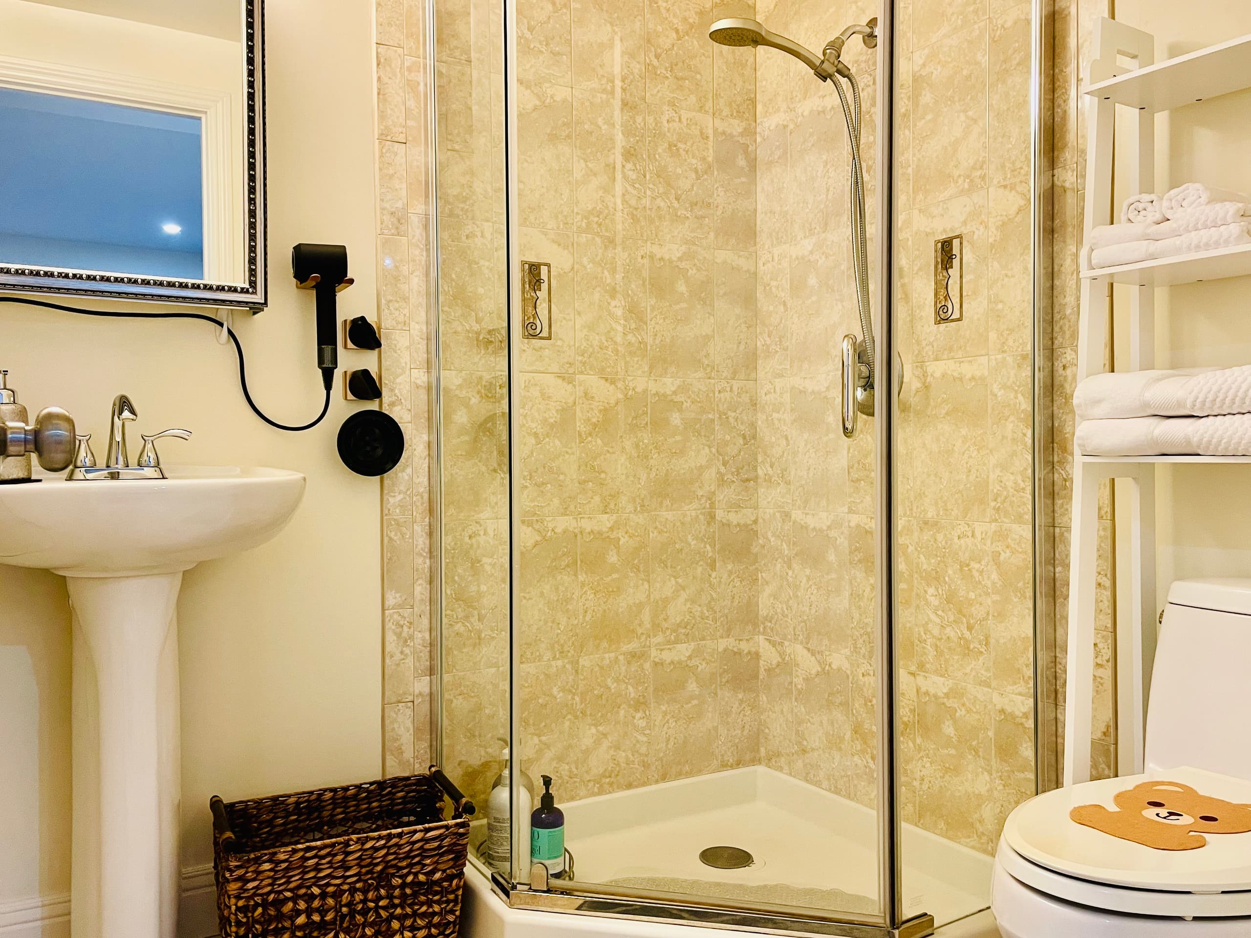 Relaxed 3B/2Ba Home with Private Parking - Image 75