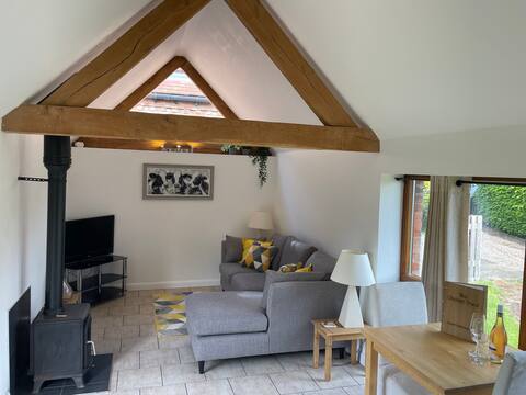 Top Airbnb: Delightful Converted Country Barn with log burner. in Warwickshire