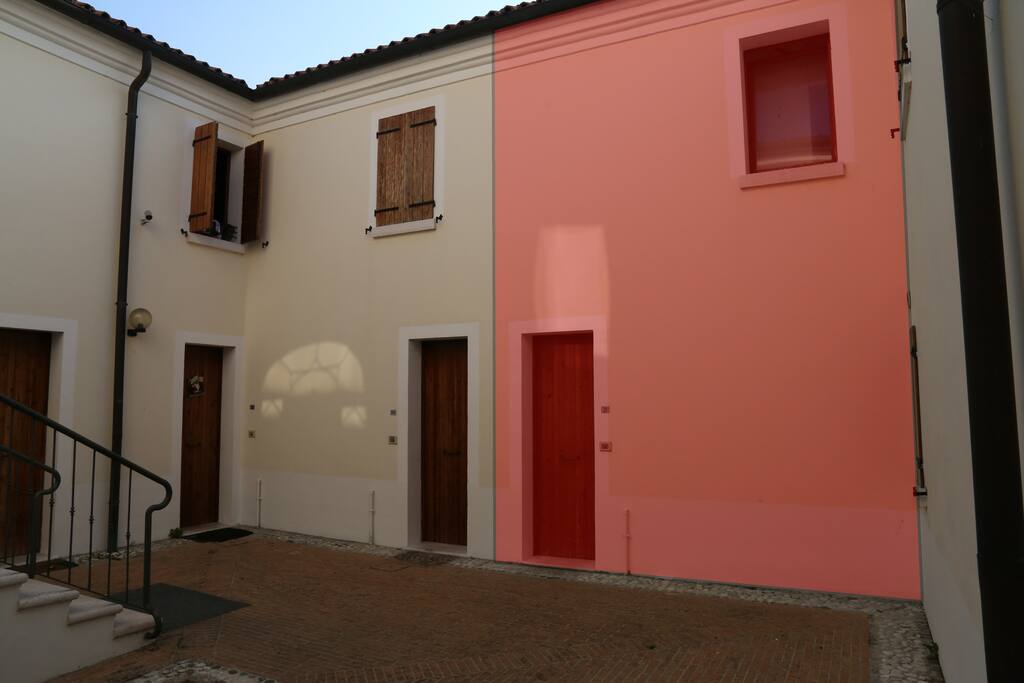 Ecco l'ingresso indipendente della casa all'interno di una corte privata