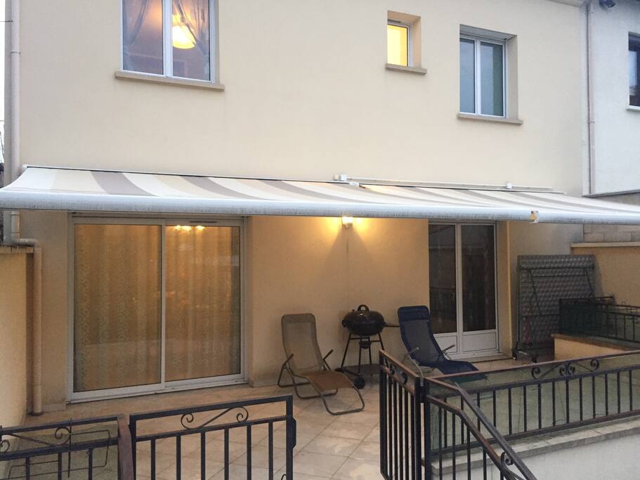 Terrace with the bbq and the electrical awning - Terrasse avec le barbecue et les stores electriques