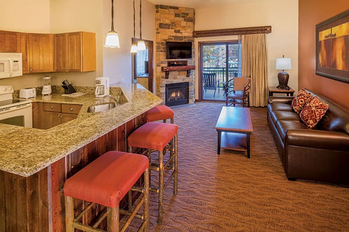 Glacier Canyon 2 bd/2bth: sleeps 8- Free Waterpark