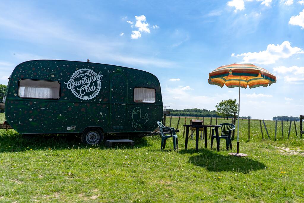 Sitzgelegenheiten vor dem Wohnwagen