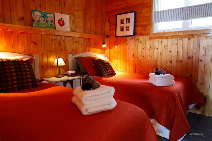 Este segundo dormitorio tiene dos camas individuales.