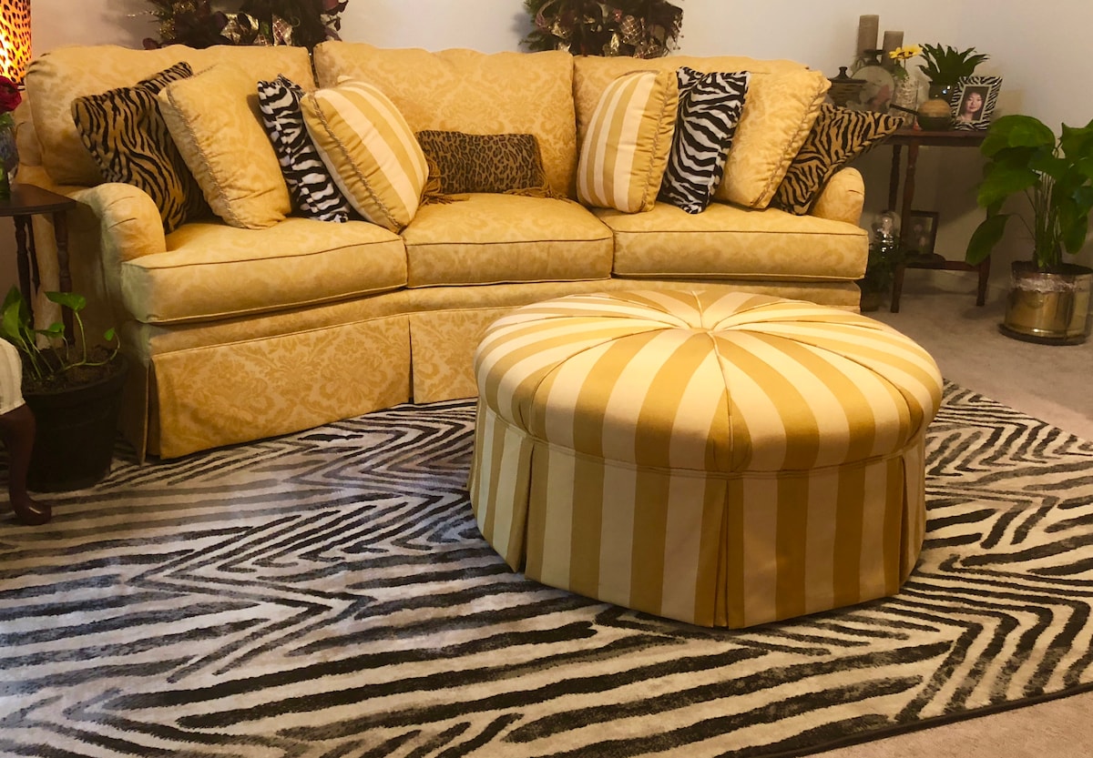 客厅里有一台大电视，还有沙发和躺椅。请把这里当成您自己的家，观看电视。 