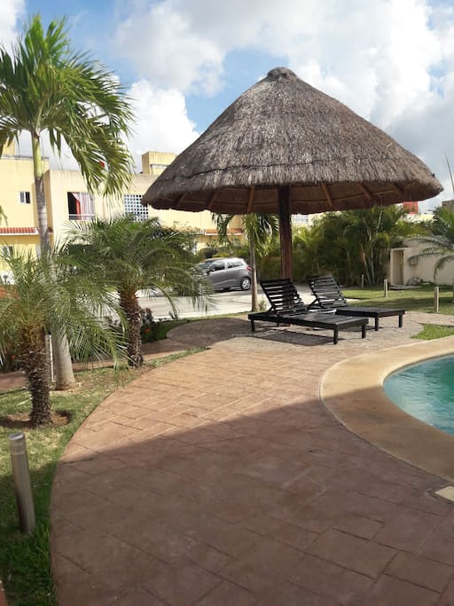 dos camastros y una bella palapa