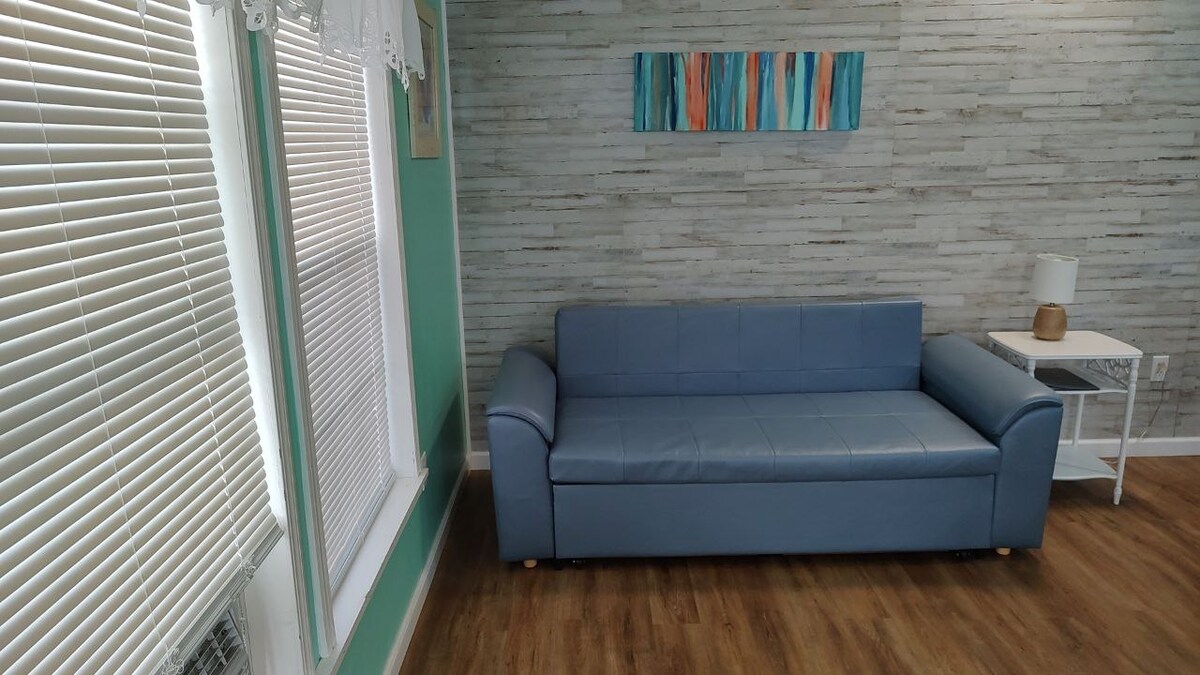 客厅配有躺椅。 全尺寸公寓，适合携带儿童入住的情侣入住。 
不适合两位成人入住！ ！ ！