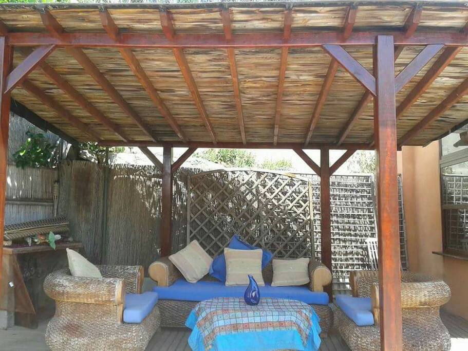 bonito cenador en madera para disfrutarlo como más te guste
