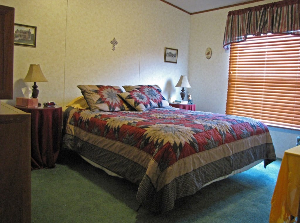 غرفة نوم بسرير كبير