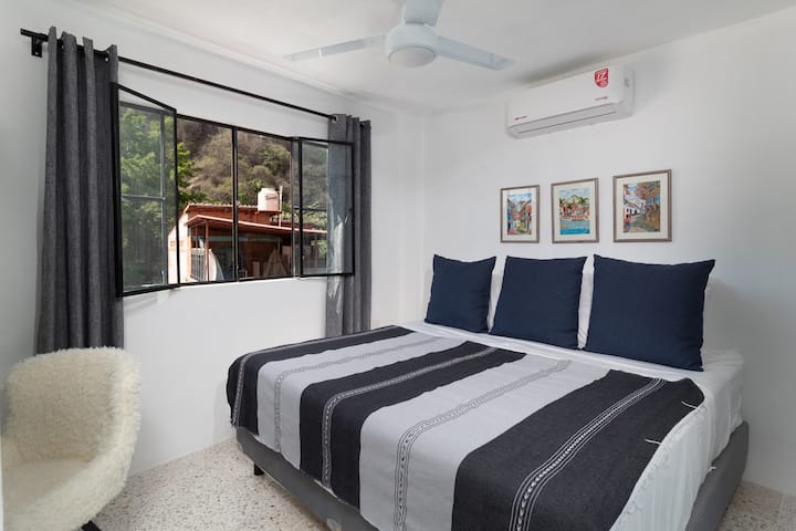 Dormitorio tamaño king con vista al río y las montañas