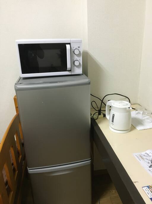 冷蔵庫、電子レンジ、ポットが無料です。