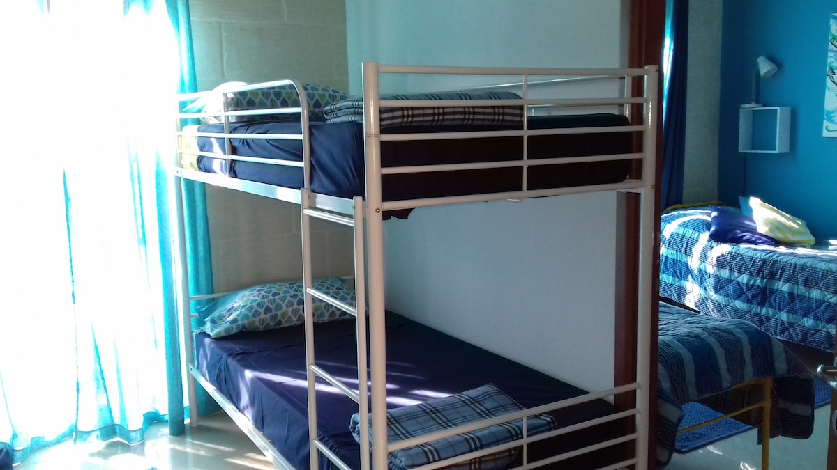 3.  i 2. spavaća soba međusobno su povezane, ali imaju vrata u svakoj prostoriji