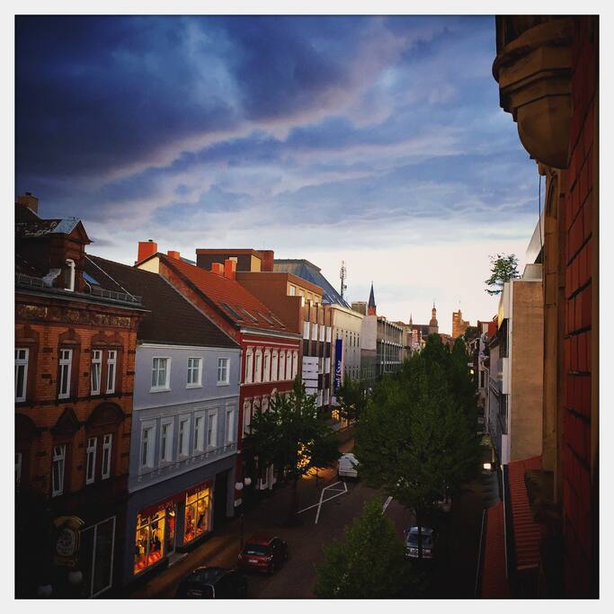 Blick von Mini-Balkon auf die verkehrsberuhigte Einkaufsstraße