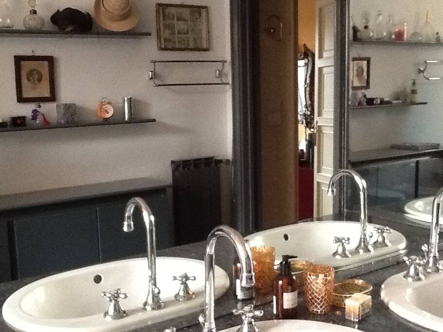 Bagno privato con grande specchio e due lavabo