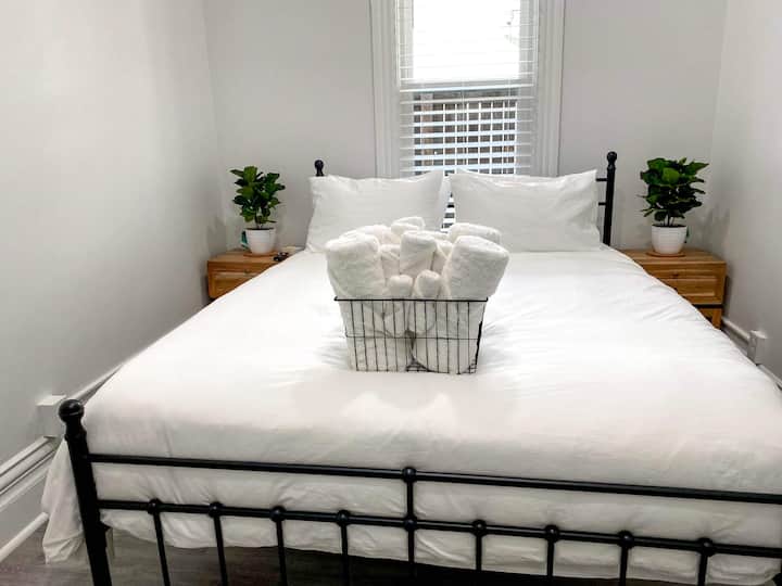 חדר שינה מס '1

מגבות משקולות יוקרתיות מסופקות. רק הסדינים והמצעים הטובים ביותר של ברוקלין והמזרן של קספר מספקים את שנת הלילה הטובה ביותר האפשרית.  