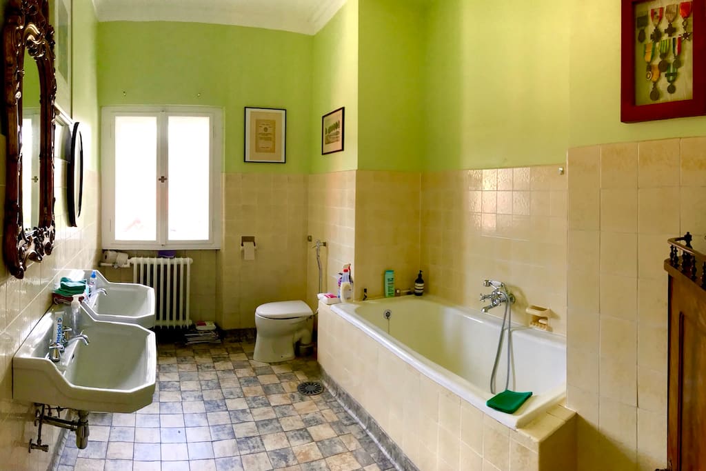 Badezimmer im Schlafzimmer mit einem Doppelbett. Dieses Badezimmer ist von der Abteilung für Denkmalschutz klassifiziert.