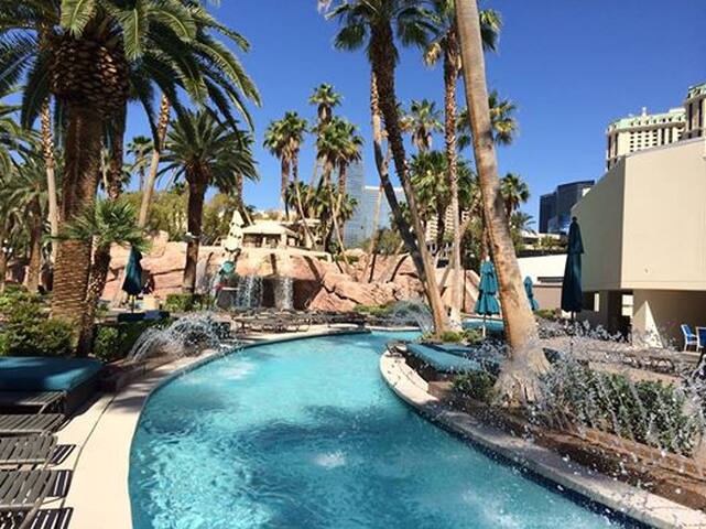 MGM Signature 2 BR Sleeps 8 – No Cleaning Fee gallery image 4