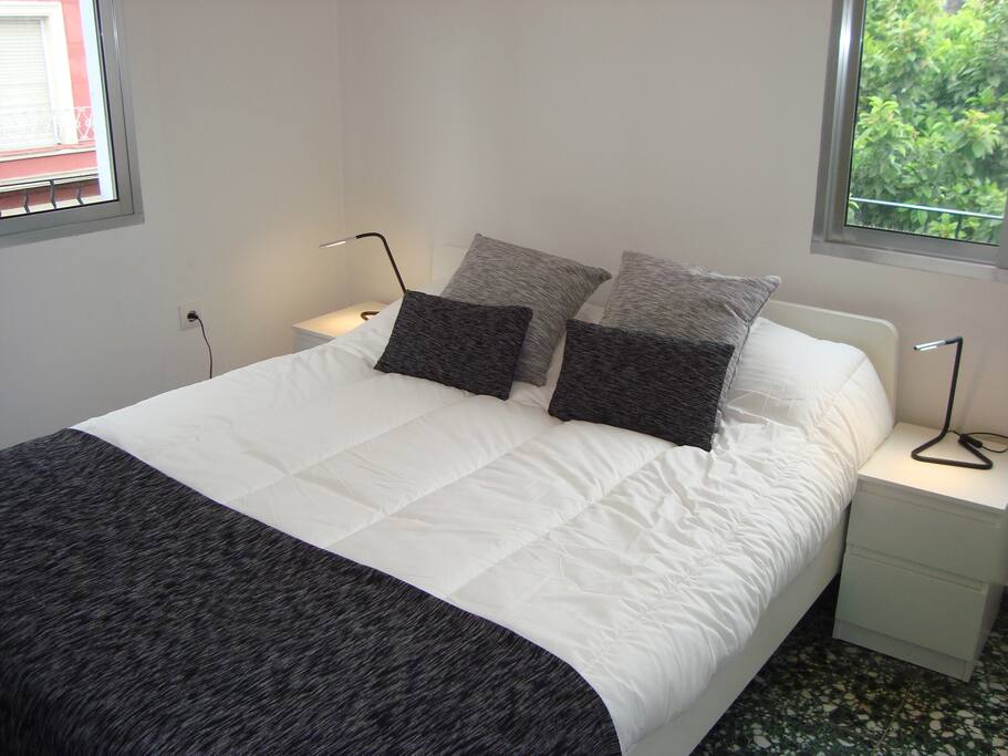 Dormitorio 2 con aire acondicionado muy amplio, luminoso y comodo.