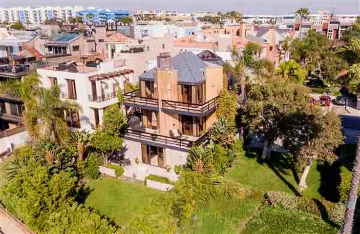 THE MADISON, Walk to Beach+Dining-5BR 4.5BA+Arcade gallery image 2