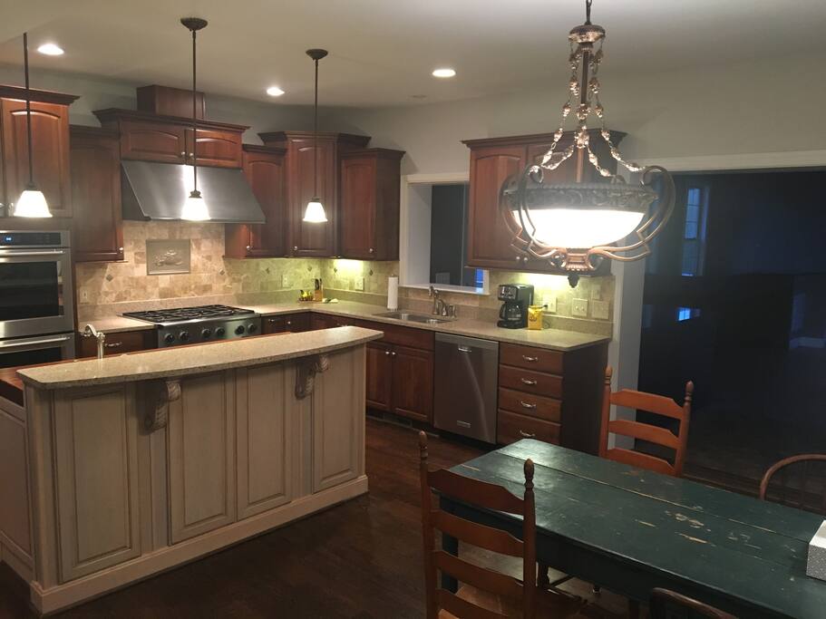 Gourmet Eat-in Kitchen