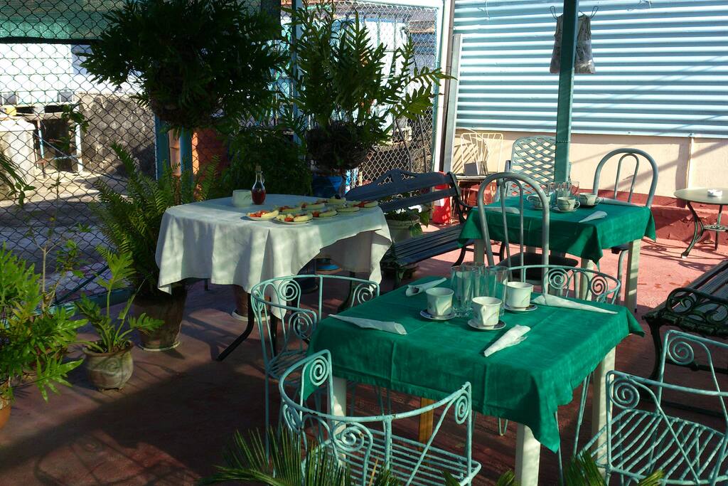Terraza con vista al mar y a las montañas de la sierra maestra