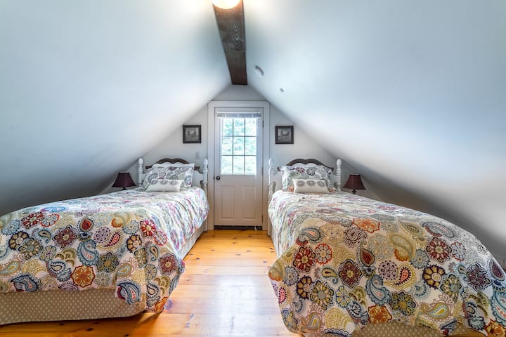 Dva kreveta za jednu osobu u potkrovlju