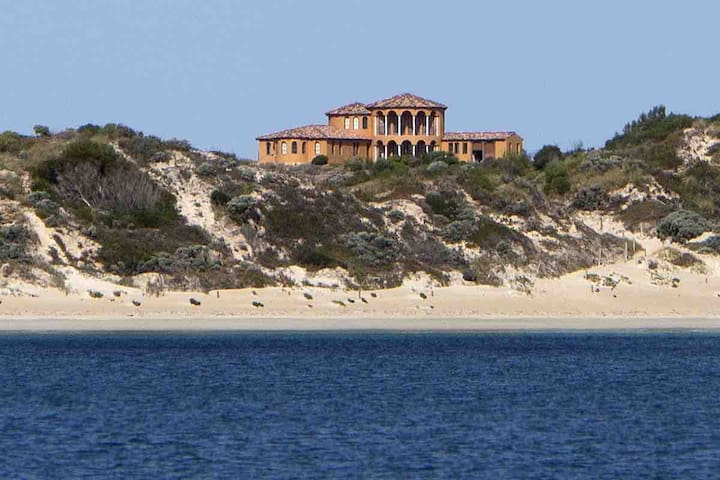 Rustic Beachfront Home / Villa near Perth Beach