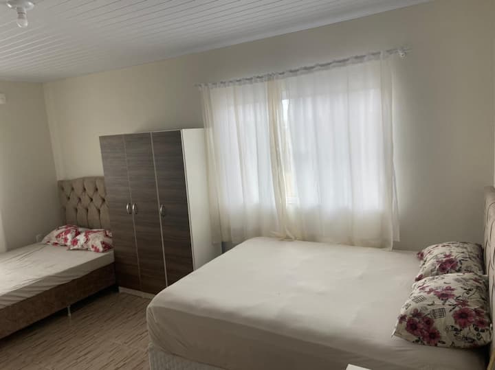 Izba 1  s 2 manželskými posteľami,plachtami  a prikrývkami k dispozícii.