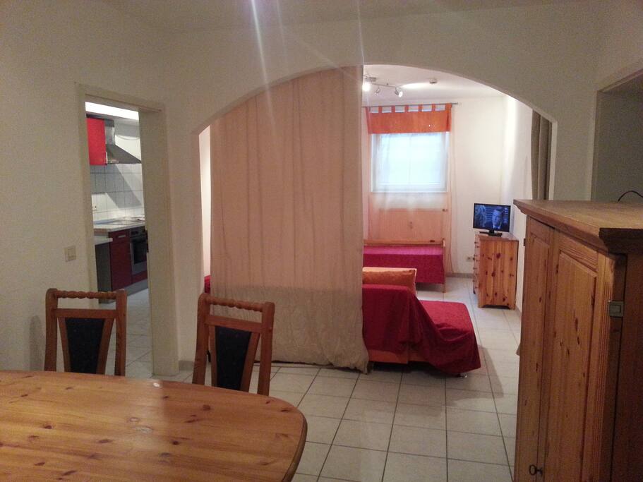 Blick in die Wohnung:
Möglichkeit das 2.Schlafzimmer mit Vorhang abzutrennen.