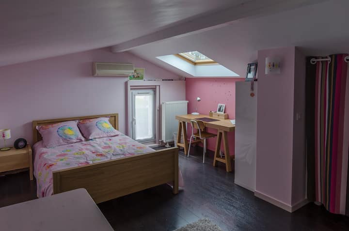 სახურავის ლამაზი ოთახი (საწოლი 140).