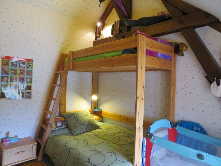 Petite chambre agréable.
3 couchages = 2 adultes (canapé lit) et 1 enfant en mezzanine.