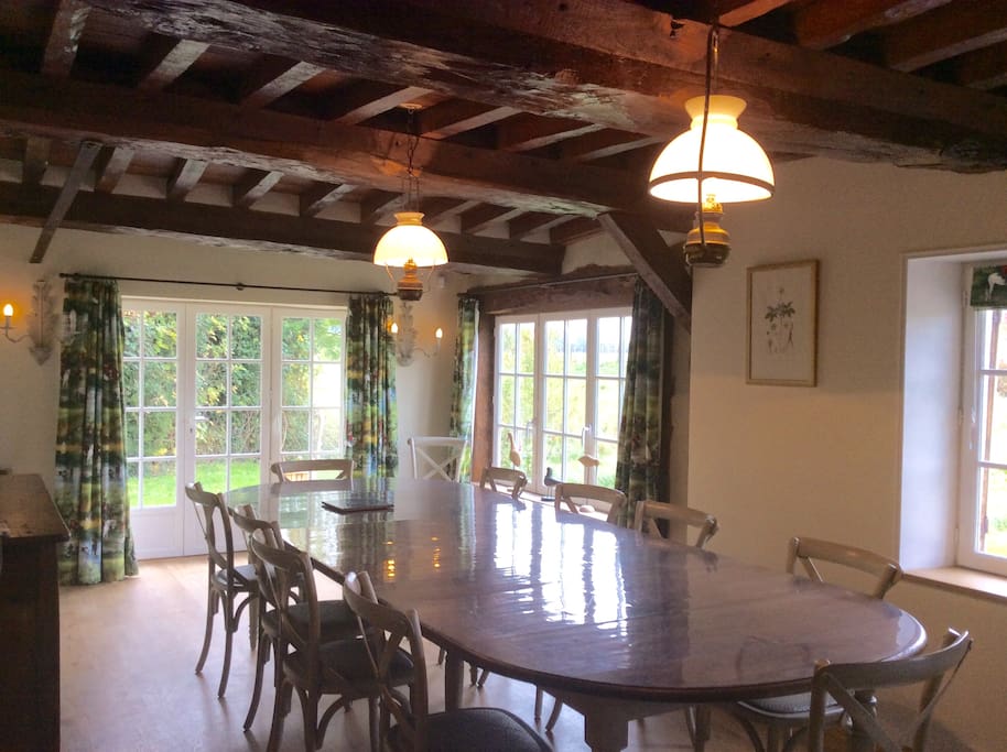 La salle à manger ouverte sur la terrasse et la campagne