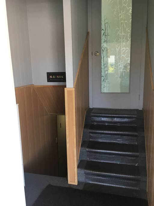 Moi j’habite en haut, vous pouvez venir frapper à ma porte.