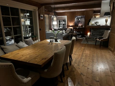 Large and stylish high standard cabin with Wifi, cinema room