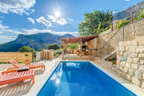 House with swiming pool