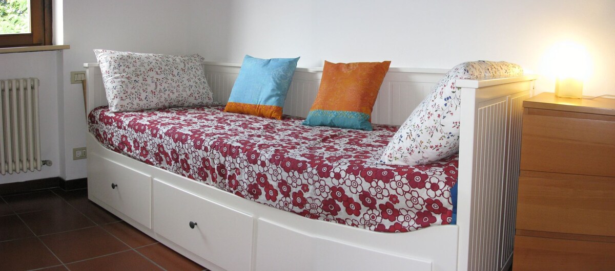 חדר שינה לילדים. המיטה הופכת למיטה זוגית (200x180 ס"מ). על פי בקשה, מיטת תינוק (בת פחות משנתיים) או מדרכה.