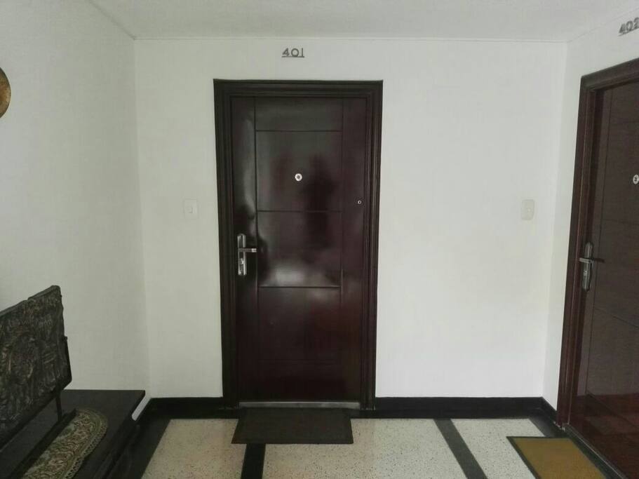 Puerta de ingreso al apartamento