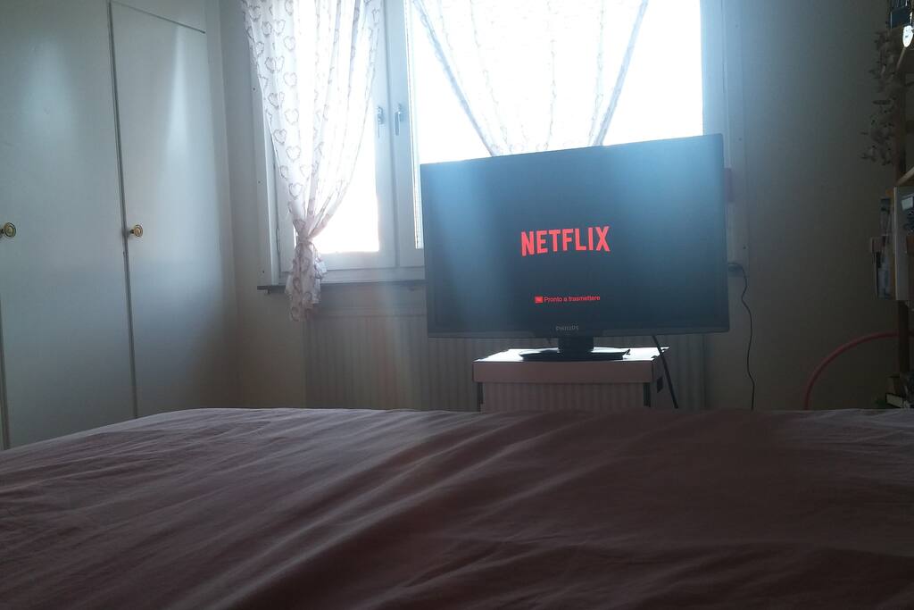 Bedroom - Screen with Chromecast available